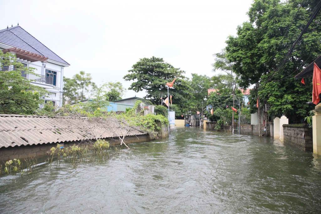 Nước sông Bùi đang rút, huyện Chương Mỹ giảm 2 thôn bị ngập