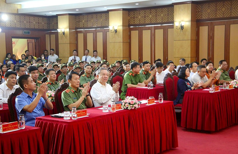 Chủ tịch nước Tô Lâm, lãnh đạo Trung ương và thành phố Hà Nội dự Ngày hội toàn dân bảo vệ an ninh Tổ quốc năm 2024. Ảnh: Viết Thành