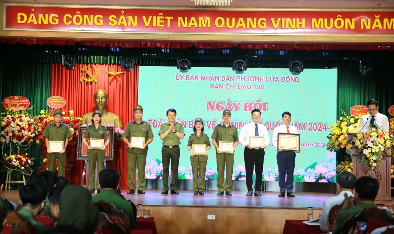 Bộ trưởng Lương Tam Quang trao Bằng khen, kỷ niệm chương và quà tặng lãnh đạo, cán bộ và lực lượng tham gia bảo vệ ANTT tại cơ sở của phường Cửa Đông