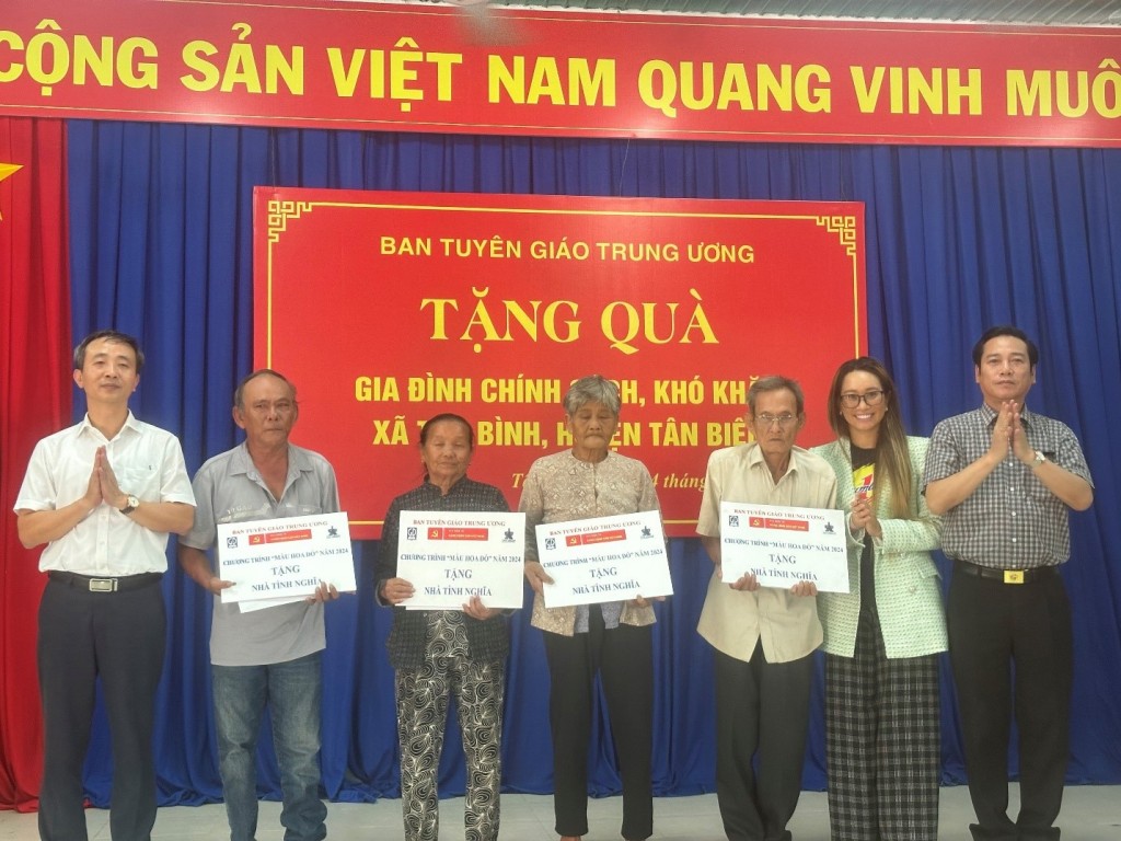 Bà Vũ Phương Thanh, đại diện Công ty Tân Hiệp Phát cùng ông Nguyễn Công Dũng – Tổng Biên tập Báo điện tử Đảng Cộng sản Việt Nam trao tặng chi phí xây nhà tình nghĩa cho các gia đình chính sách tại huyện Tân Biên, Tây Ninh.