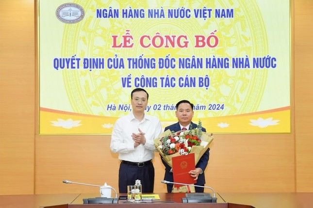  Bổ nhiệm Phó Chánh Thanh tra, giám sát Ngân hàng Nhà nước ảnh 1 Phó Thống đốc Ngân hàng Nhà nước Phạm Quang Dũng trao quyết định bổ nhiệm ông Lại Hữu Phước.