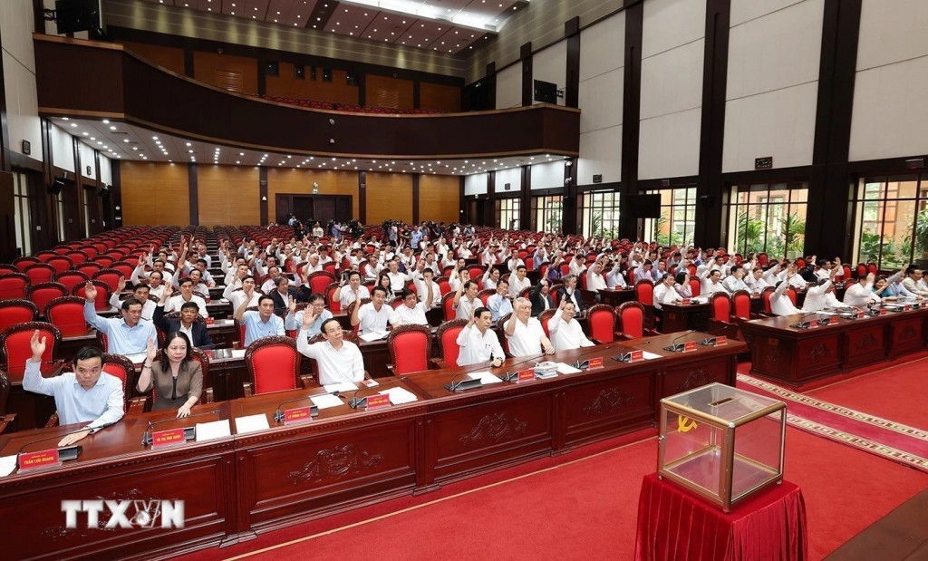 Ban Chấp hành Trung ương Đảng xem xét về công tác cán bộ