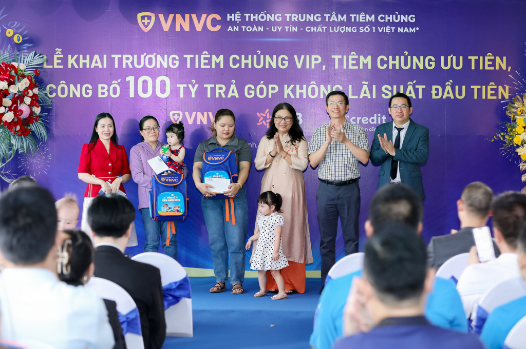 Chỉ sau 1 năm triển khai, chương trình “Tiêm vắc xin trước - Trả chi phí sau” không lãi suất đã đạt mốc giải ngân 100 tỷ đầu tiên, hỗ trợ cho gần 7.000 khách hàng tiêm hơn 100.000 mũi vắc xin chất lượng cao các loại cho trẻ em và người lớn 