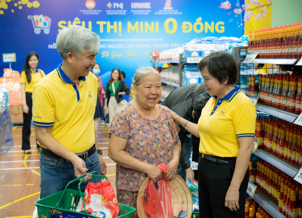 PNJ đặt lợi ích của xã hội và lợi ích của khách hàng vào lợi ích doanh nghiệp. Ảnh: Kế Châu