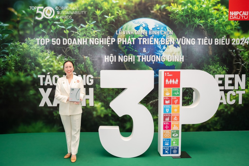 Bà Trần Phương Ngọc Thảo, Phó chủ tịch HĐQT kiêm Chủ tịch Ủy ban ESG PNJ đại diện doanh nghiệp nhận giải thưởng. Ảnh: Kế Châu