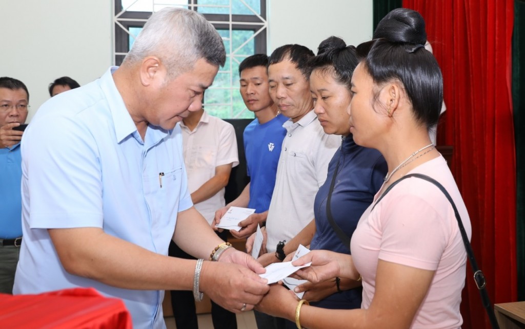 Đồng chí Đỗ Chí Thanh – Phó Tổng Giám đốc Petrovietnam tặng quà, chia sẻ, động viên các hộ gia đình bị thiệt hại năng nề do mưa lũ, sạt lở đất gây ra