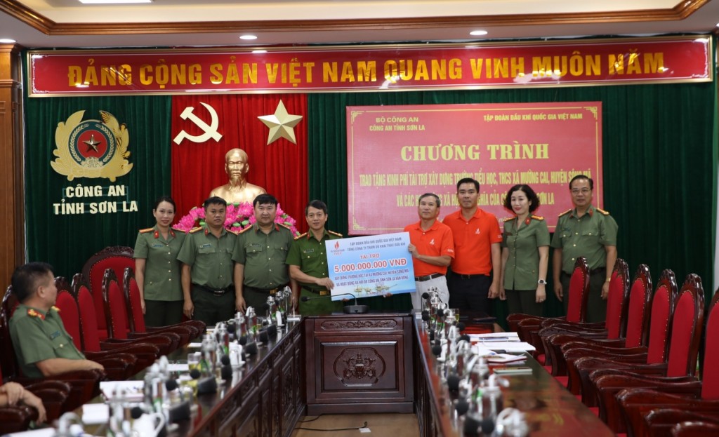 Đồng chí Hoàng Ngọc Trung - Phó Tổng Giám đốc PVEP trao biển tưởng trưng tài trợ xây dựng trường tiểu học, THCS xã Mường Cai