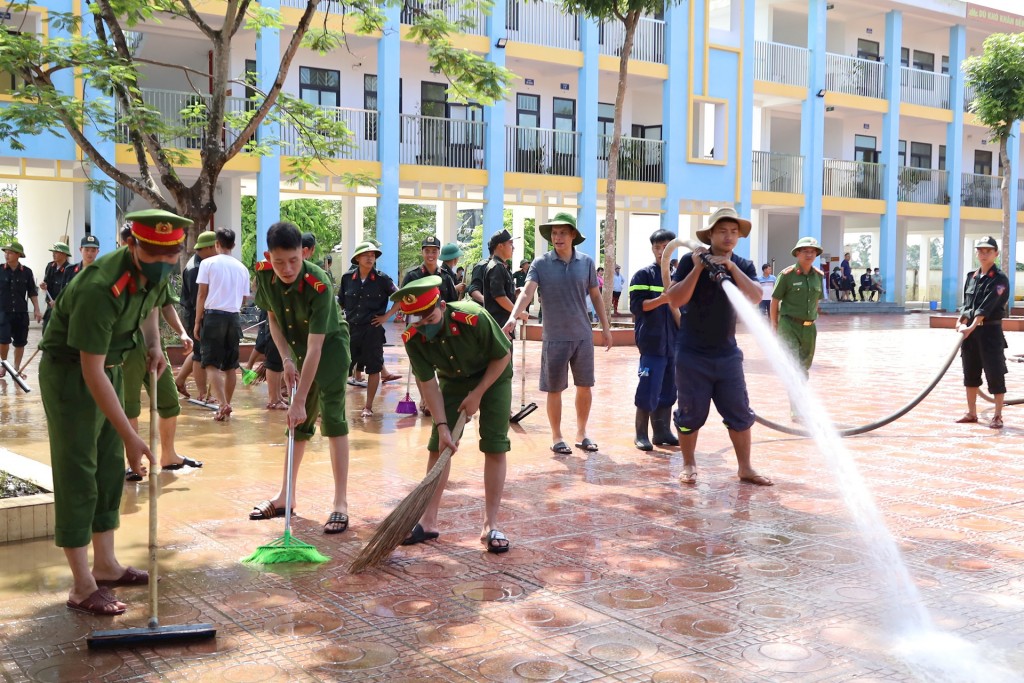 220 cán bộ, chiến sĩ công an, quân đội và 12 phương tiện hỗ trợ xã Nam Phương Tiến (huyện Chương Mỹ) vệ sinh môi trường các trường học, trạm y tế. Ảnh Bảo Châu