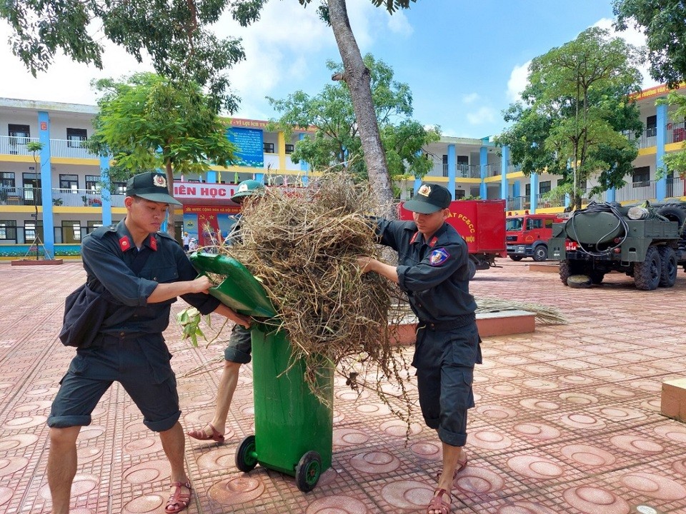 Các chiến sĩ Trường sĩ quan Đặc công giúp Nhân dân xã Nam Phương Tiến vệ sinh môi trường.