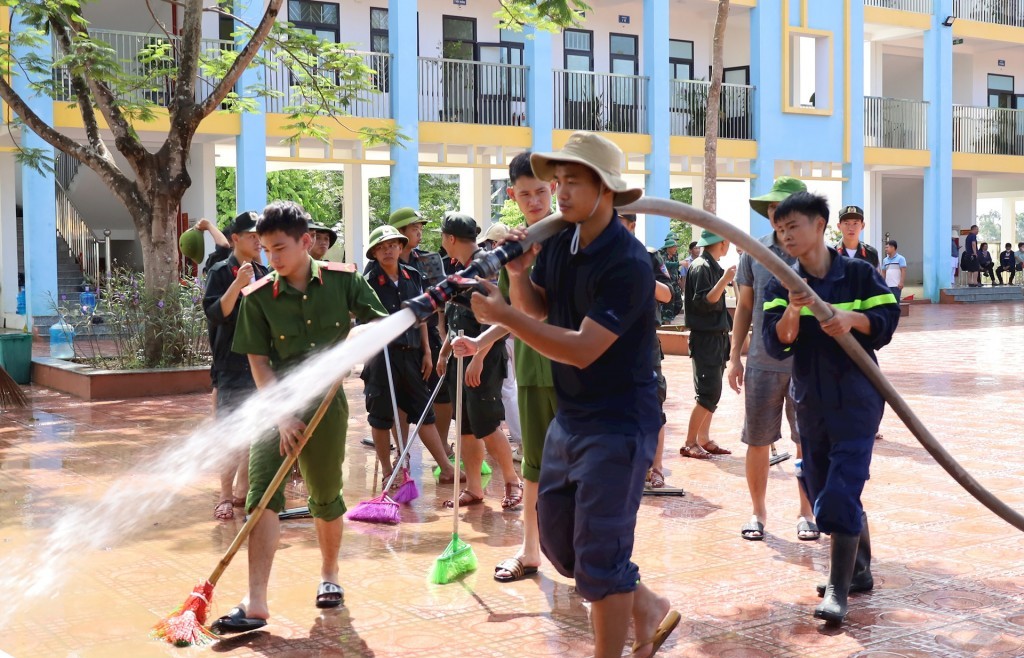 Nhanh chóng vệ sinh môi trường, hỗ trợ người dân khôi phục sản xuất