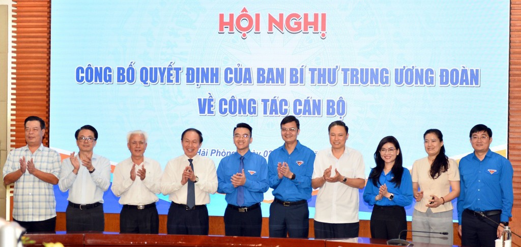 Đồng chí Lê Tiến Châu, Uỷ viên Ban chấp hành Trung ương Đảng, Bí thư Thành uỷ, Trưởng đoàn đại biểu Quốc hội thành phố và  đồng chí Bùi Quang Huy, Ủy viên dự khuyết Trung ương Đảng, Bí thư thứ nhất Trung ương Đoàn cùng các đại biểu tại hội nghị.