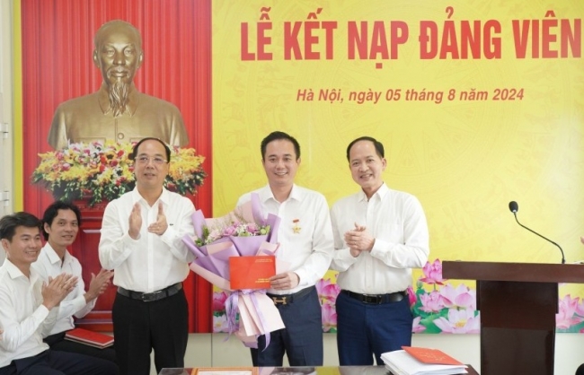 Trao tặng Kỷ niệm chương "Vì sự nghiệp Tuyên giáo"