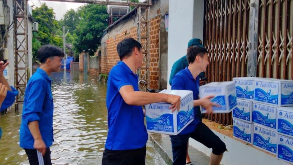 Đoàn viên, thanh niên huyện Quốc Oai vận chuyển nước sạch hỗ trợ người dân 