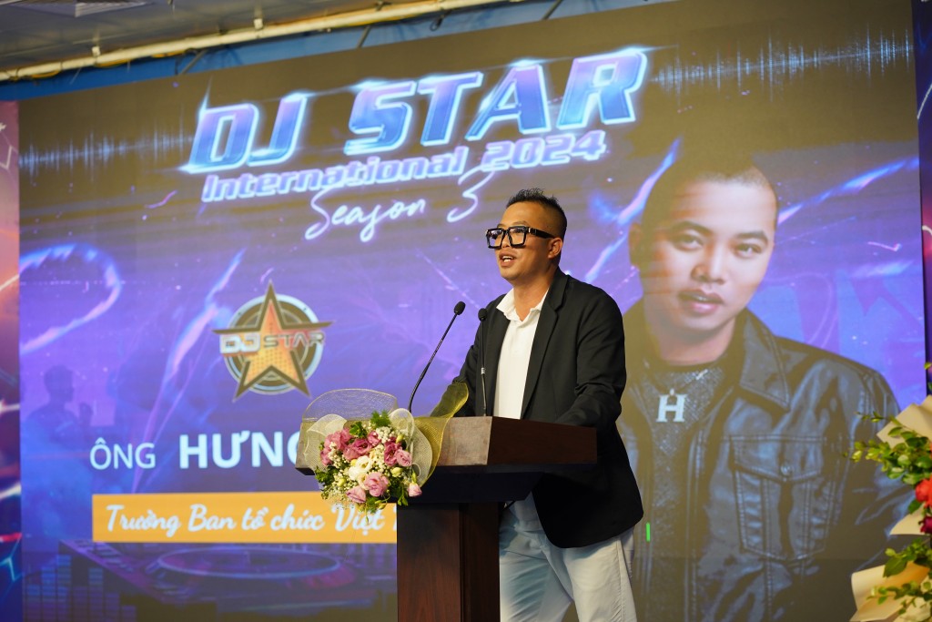 Ông Đào Xuân Hưng - đại diện BTC chương trình DJ Star phát biểu tại buổi họp báo