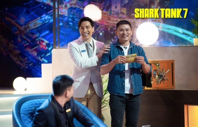 Shark Minh xúc động trao Vé vàng tới startup Bệnh viện Đồ da