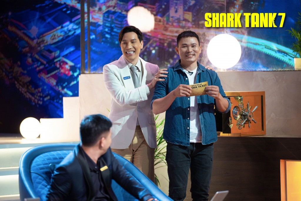 Shark Minh xúc động trao Vé vàng tới startup Bệnh viện Đồ da