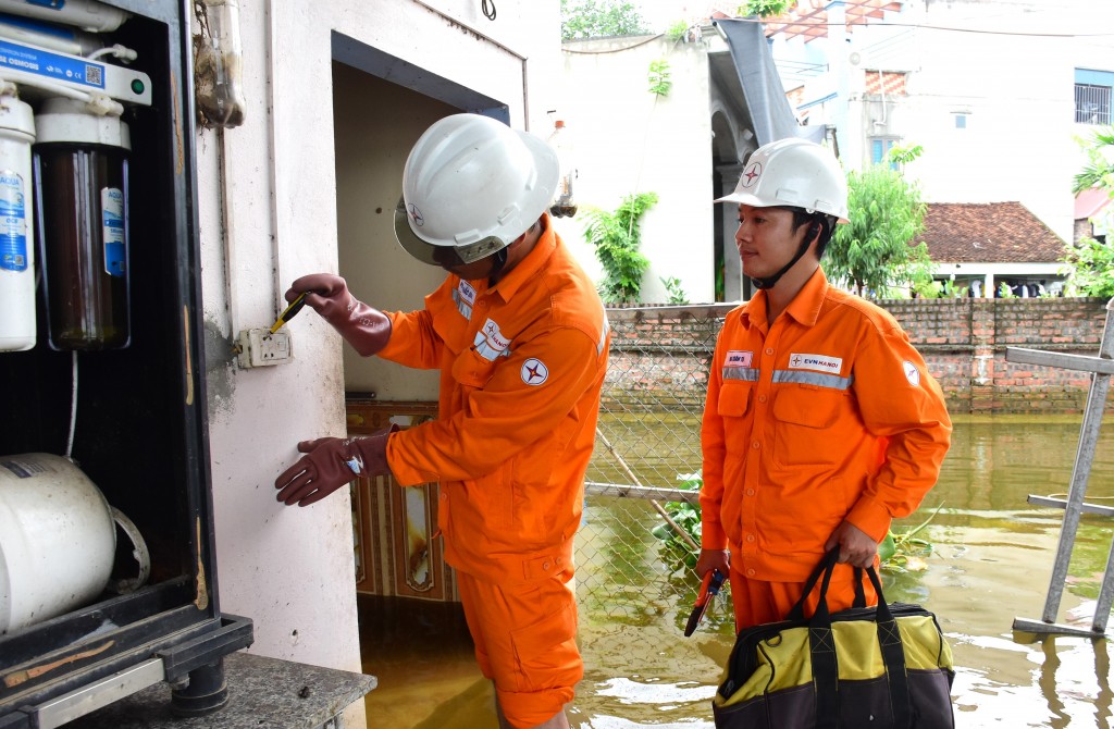 Tiến hành kiểm tra hệ thống điện tại hộ gia đình bị ngập úng