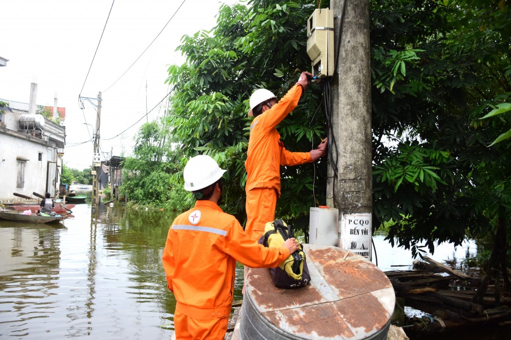 Để đảm bảo an toàn cung cấp điện cho người dân, EVNHANOI đã tiến hành rà soát, kiểm tra hệ thống điện trên khắp địa bàn ngập lụt.