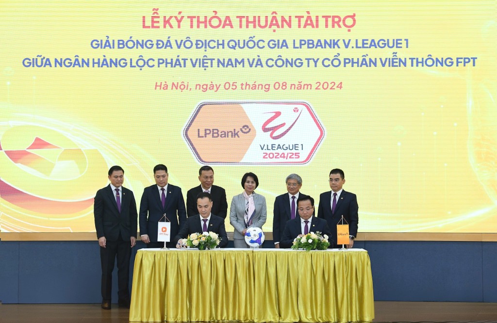 Đại diện LPBank, ông Hoàng Văn Phúc – Phó Tổng Giám đốc và đại diện FPT Telecom, ông Nguyễn Hoàng Linh – Tổng Giám đốc thực hiện ký kết dưới sự chứng kiến của đại diện Lãnh đạo Cục Thể dục Thể thao, Liên đoàn Bóng đá Việt Nam, LPBank, FPT và VPF