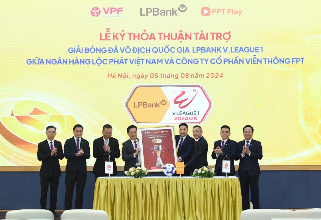 Đại diện LPBank, ông Nguyễn Văn Thùy - Phó Chủ tịch HĐQT cùng Lãnh đạo Công ty VPF, công ty FPT PLay ký tranh lưu niệm, kỳ vọng một mùa giải LPBank V.League 1 - 2024/25 thành công