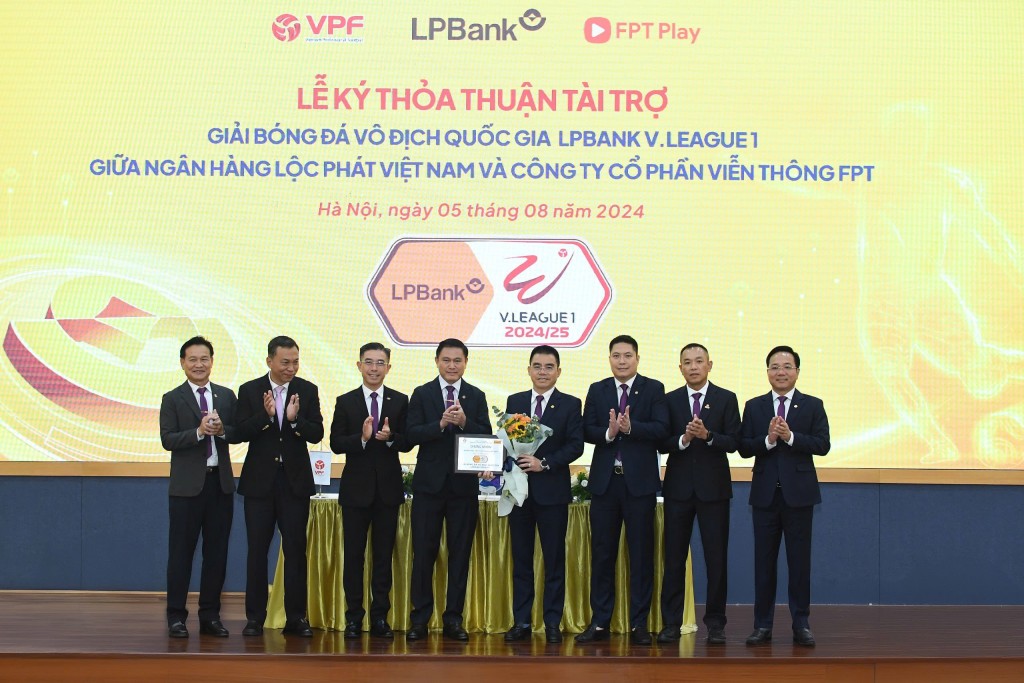 Ông Hồ Nam Tiến - Phó Chủ tịch HĐQT, Tổng Giám đốc LPBank nhận bảng danh vị và hoa chúc mừng từ Lãnh đạo Công ty VPF, công ty FPT PLay