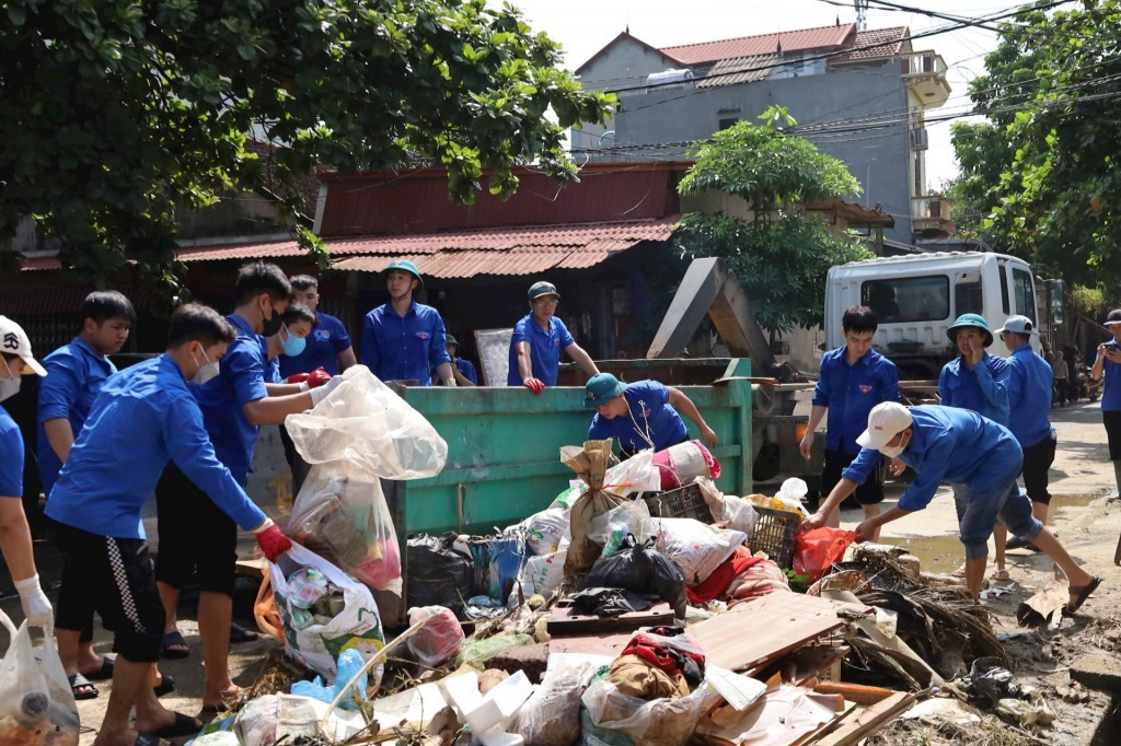 Đoàn viên, thanh niên tổng vệ sinh môi trường sau khi nước lũ rút