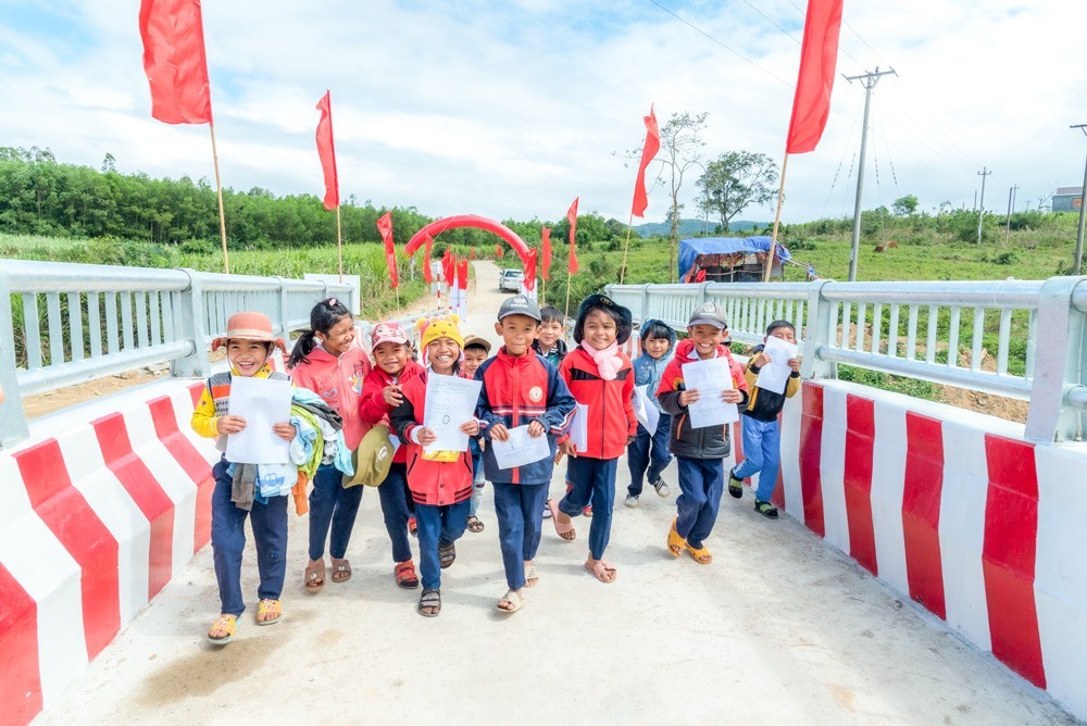 hương trình xây cầu cho em đến trường giúp các em học sinh huyện Sơn Hòa, tỉnh Phú Yên an toàn đến lớp trong mùa mưa lũ