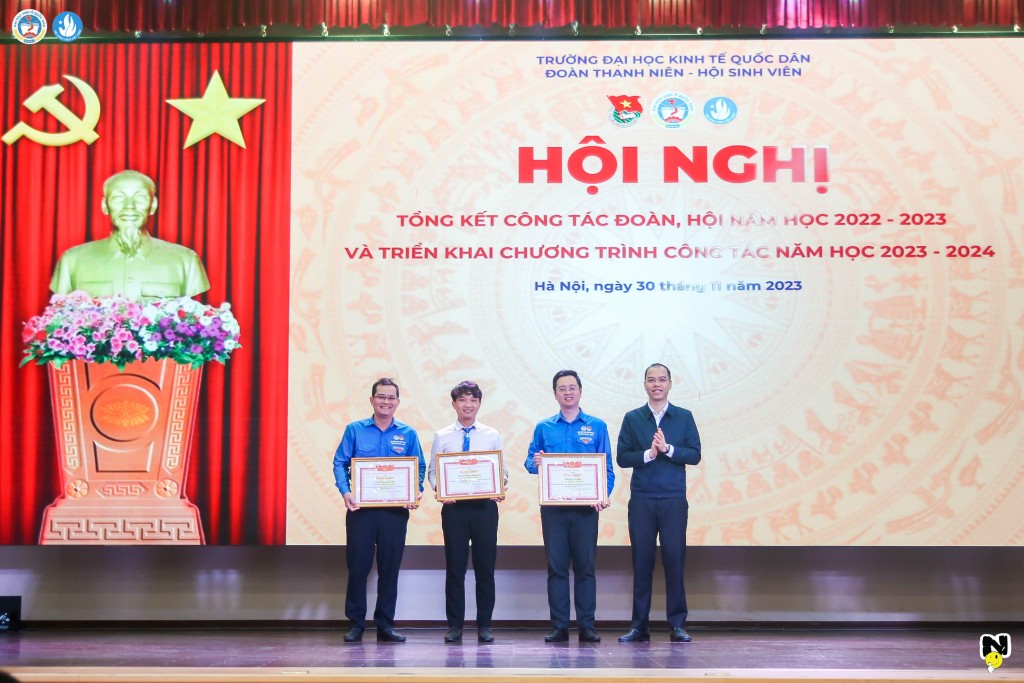 Đức Minh nhận khen thưởng của Thành Đoàn Hà Nội.