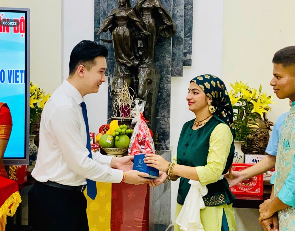 Đồng chí Đào Đức Việt, Phó Bí thư Thành đoàn, Chủ tịch Hội đồng Đội thành phố Hà Nội trao quà tới Đồng chí Đào Đức Việt, Phó Bí thư Thành đoàn, Chủ tịch Hội đồng Đội thành phố Hà Nội trao quà tới