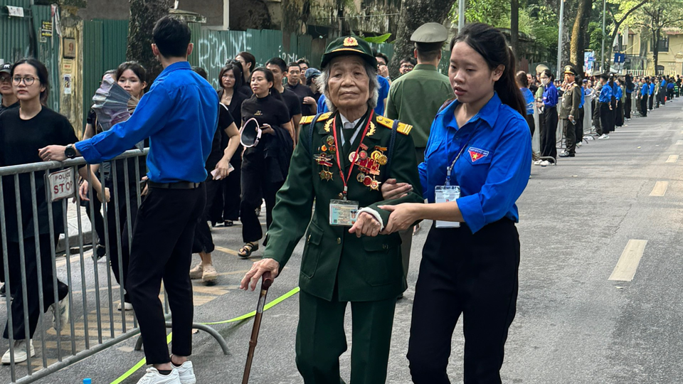 Thanh niên giúp đỡ người dân đến viếng Tổng Bí thư Nguyễn Phú Trọng