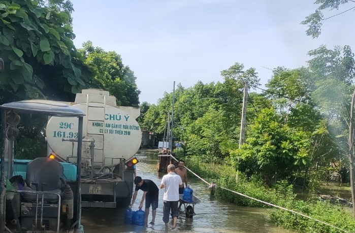 Huyện Chương Mỹ bố trí 10 điểm xe stec cấp nước sạch sinh hoạt cho nhân dân vùng úng ngập. Ảnh: Bảo Châu