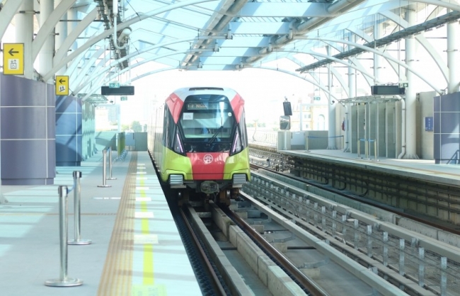 Người dân háo hức trước giờ metro Nhổn - ga Hà Nội vận hành