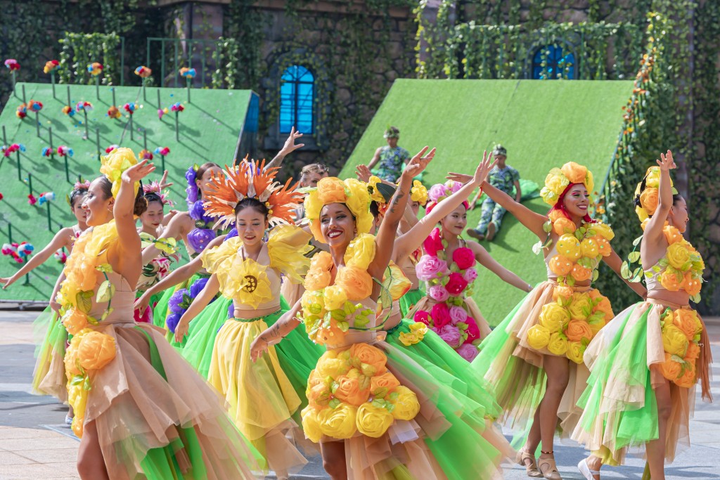 “Fairy Blossom” - Show diễn mở ra thế giới cổ tích đầy màu sắc trên đỉnh núi Chúa