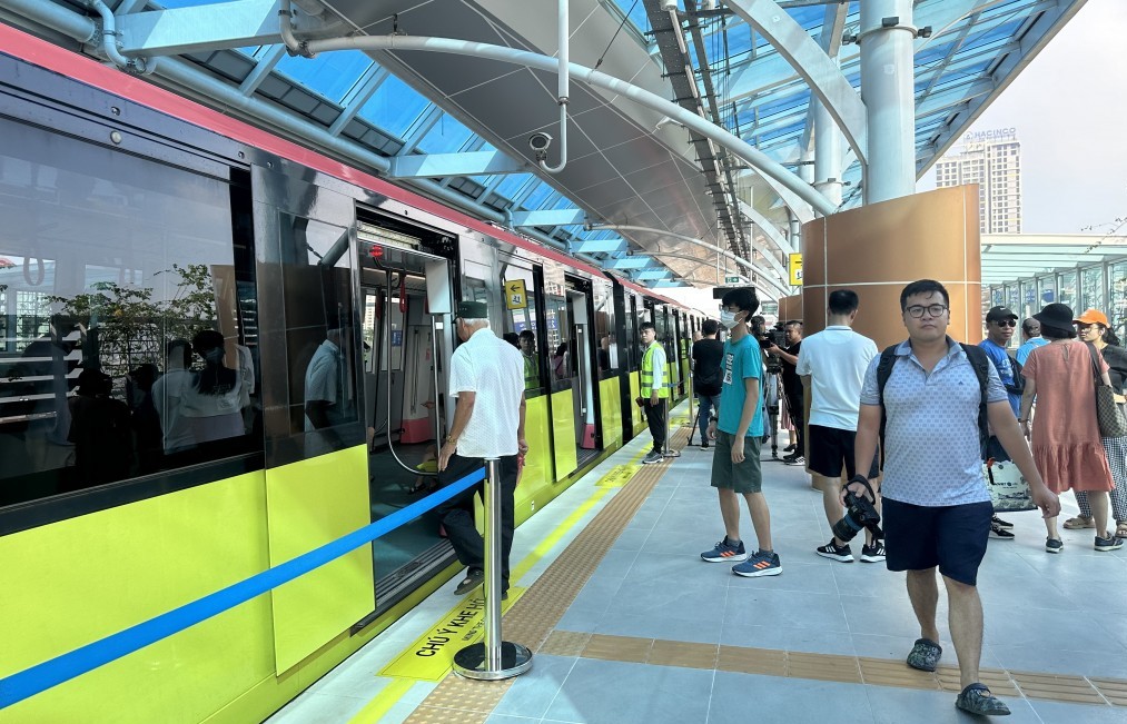 Giới trẻ háo hức trải nghiệm tuyến metro Nhổn - ga Hà Nội