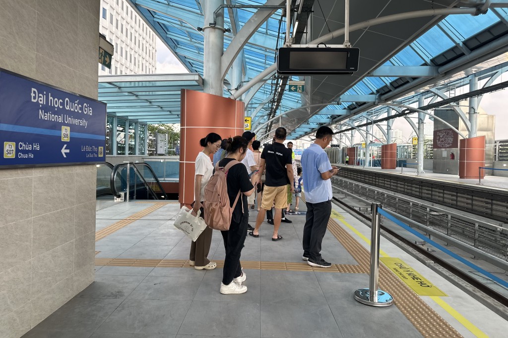 Xếp hàng chờ tàu đến. Xếp hàng chờ tàu đến.