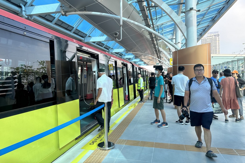 Các nhà ga rộng thoáng, sạch đẹp... là chia sẻ chung của người dân đi tuyến metro Nhổn - Ga Hà Nội