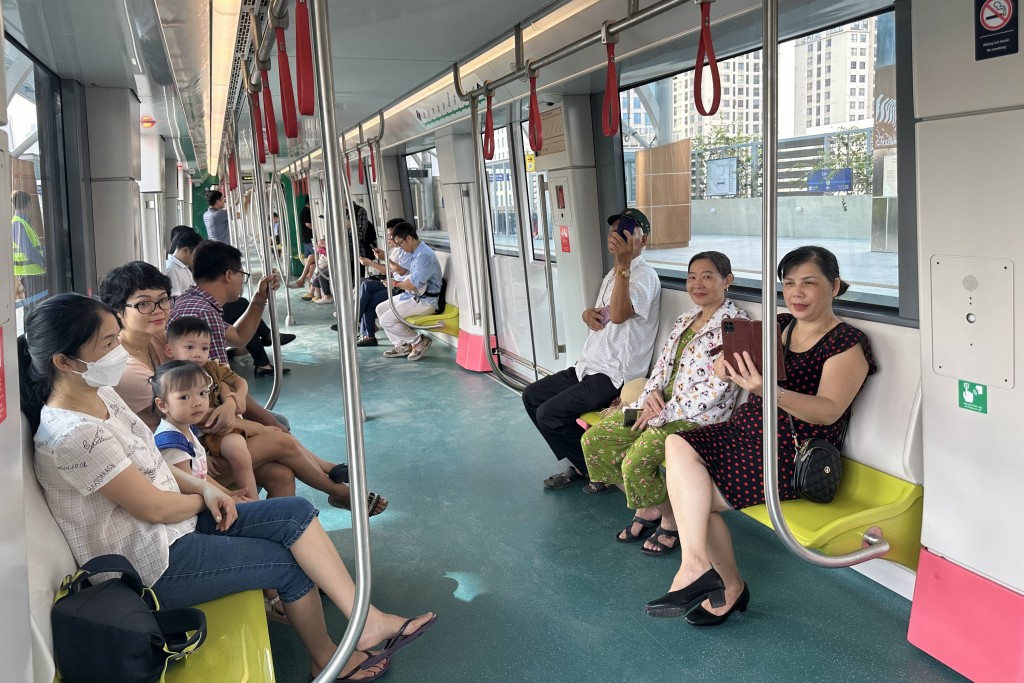 Người dân Hà Nội trải nghiệm tuyến đường sắt Cát Linh - Hà Đông trong ngày đầu khai thác thương mại