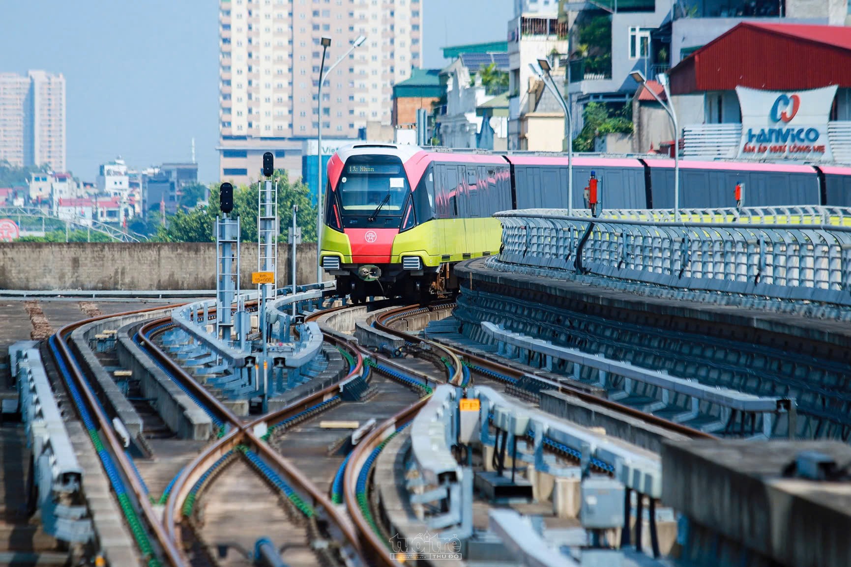 tuyến tàu điện Nhổn - Ga Hà Nội đoạn trên cao đi vào vận hành thương mại, người dân, học sinh sinh viên đều tỏ ra phấn khởi, chờ mong. Đa số cho rằng sự kiện này sẽ góp phần làm giảm áp lực giao thông, tạo thuận lợi cho việc di chuyển của họ.