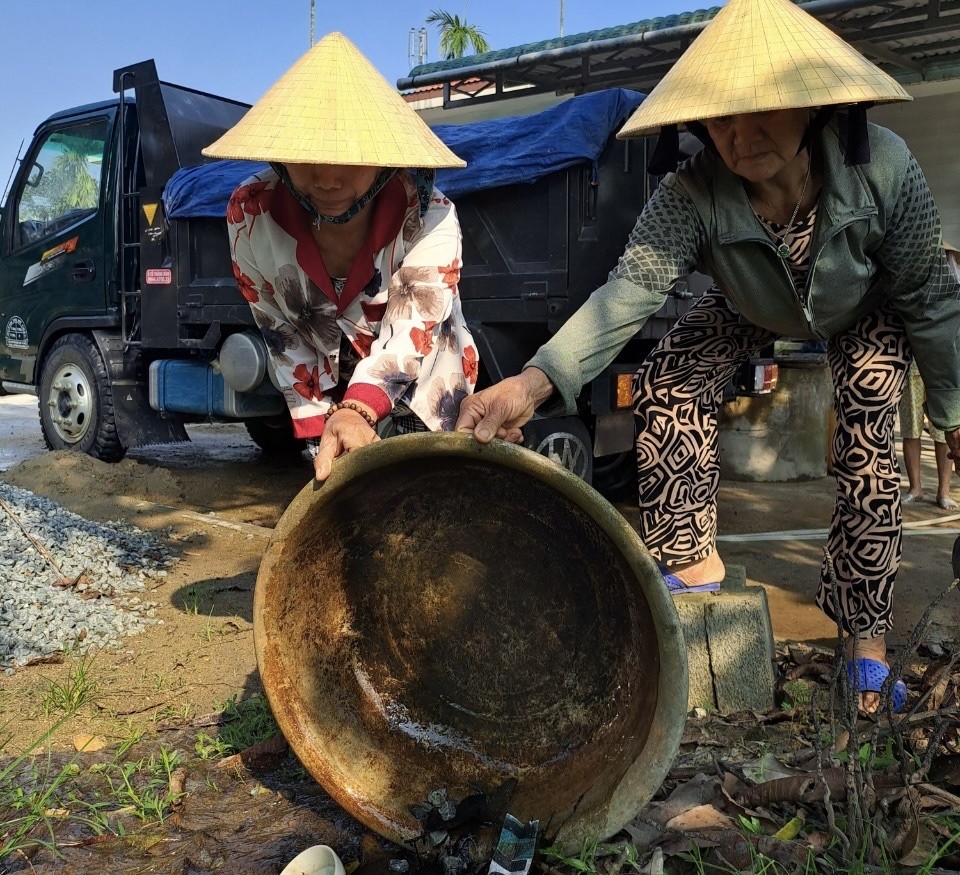 người dân nên chủ động thực hiện các biện pháp loại bỏ nơi sinh sản của muỗi, diệt lăng quăng, bọ gậy (Ảnh TTYT)