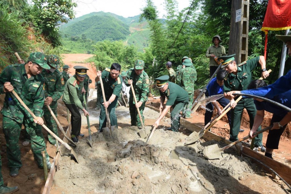 Cán bộ, chiến sĩ lực lượng vũ trang tỉnh Sơn La tham gia làm đường lên bản Bua Hin, xã biên giới Mường Hung, huyện Sông Mã, tỉnh Sơn La. Ảnh: Vì Hiện