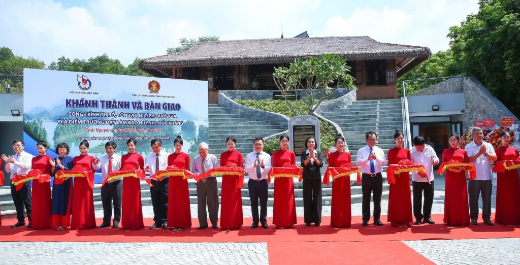 Lễ cắt băng khánh thành Khu di tích Trường dạy làm báo Huỳnh Thúc Kháng