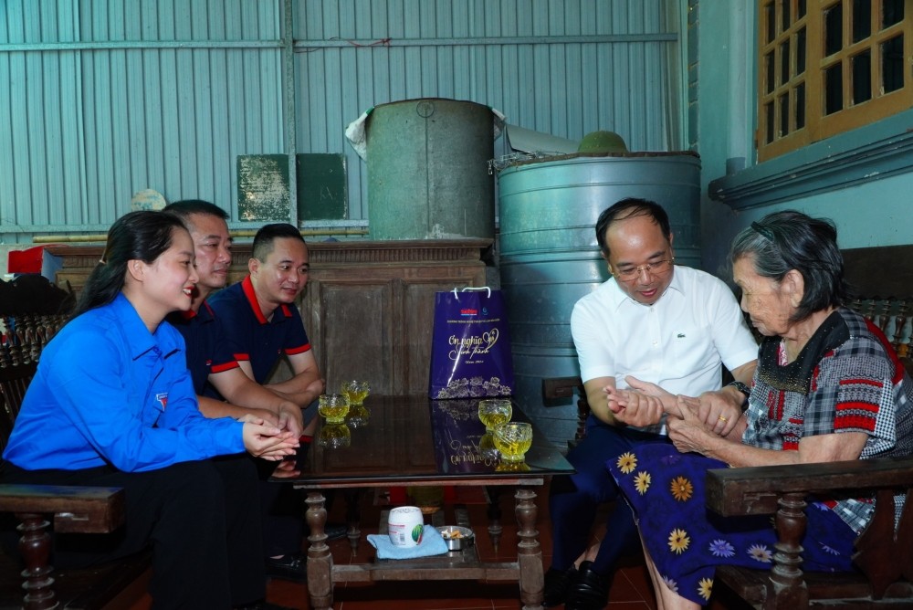 Đoàn công tác tặng quà và thăm hỏi Mẹ Việt Nam anh hùng 103 tuổi Trần Thị Diệu tại huyện Thạch Hà (Hà Tĩnh)