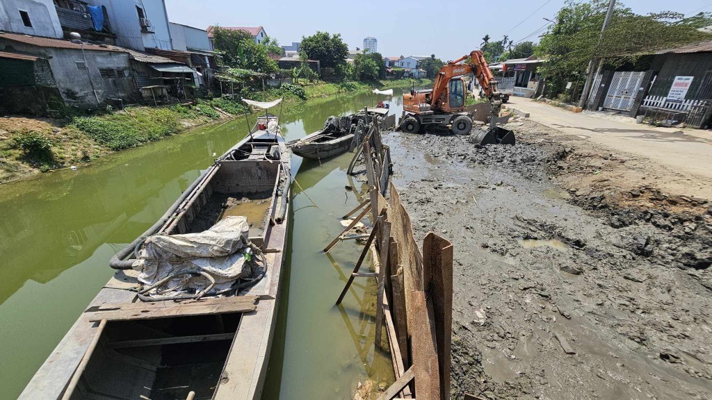 Khu vực nạo vét bùn thải từ hói Phát Lát,  (Ảnh: Đ.Minh)