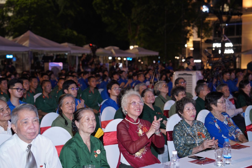 Các cô, bác cựu chiến binh, thanh niên xung phong, nhân chứng lịch sử phong trào