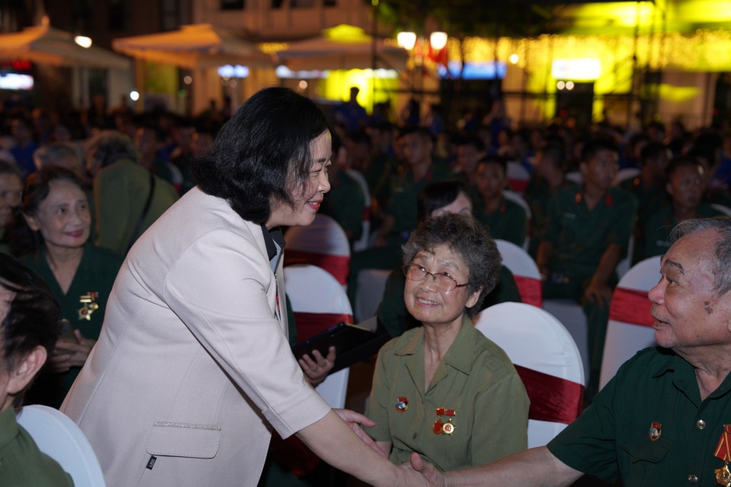 Bùi Thị Minh Hoài, Ủy viên Bộ Chính trị, Bí thư Thành ủy Hà Nội, Trưởng Đoàn đại biểu Quốc hội thành phố Hà Nội thăm hỏi các nhân chứng lịch sử