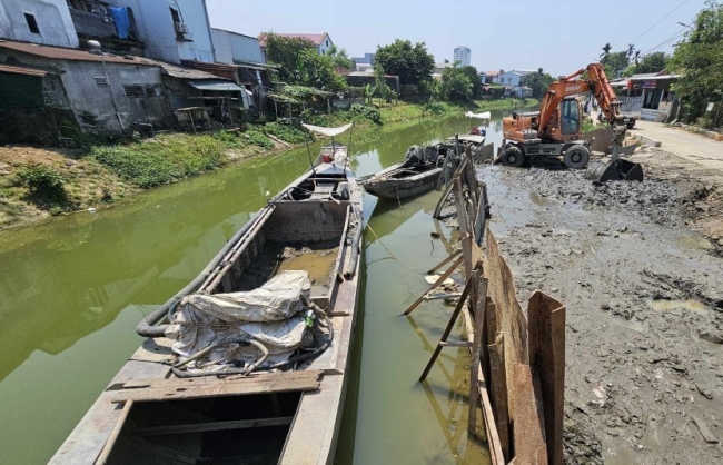 Thông tin mới vụ đổ hàng nghìn mét khối bùn thải xuống ao hồ