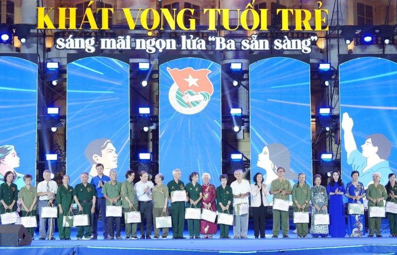 Thắp sáng ngọn lửa Ba sẵn sàng bằng tình yêu Hà Nội