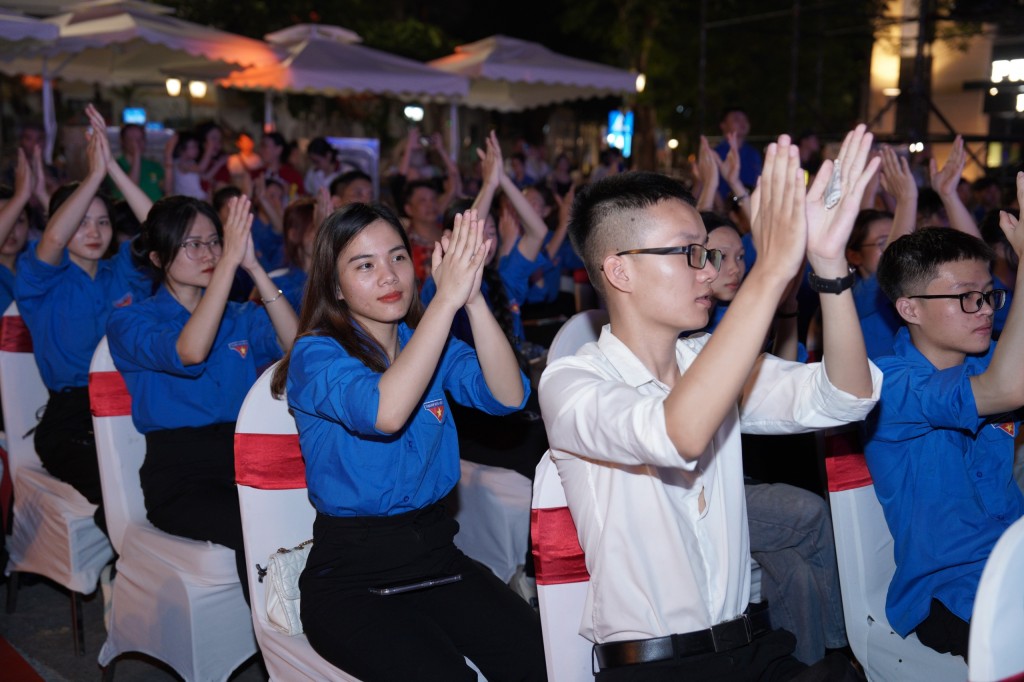 Đoàn viên, thanh niên Thủ đô vô cùng hào hứng với những tiết mục nghệ thuật lịch sử tại chương trình.