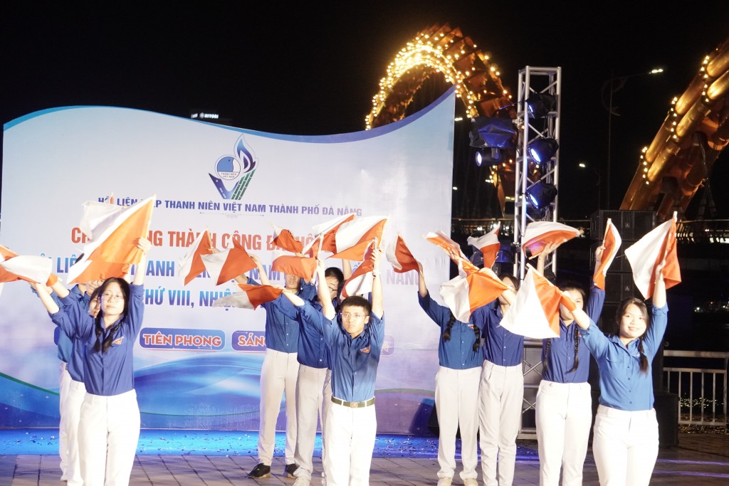 Hệ thống cờ Semaphore dùng để thể hiện bảng chữ cái Alphabet đặt căn bản trên việc vẫy hai cánh tay của người cầm cờ theo một kiểu mẫu đặc biệt (Ảnh Đ.Minh)