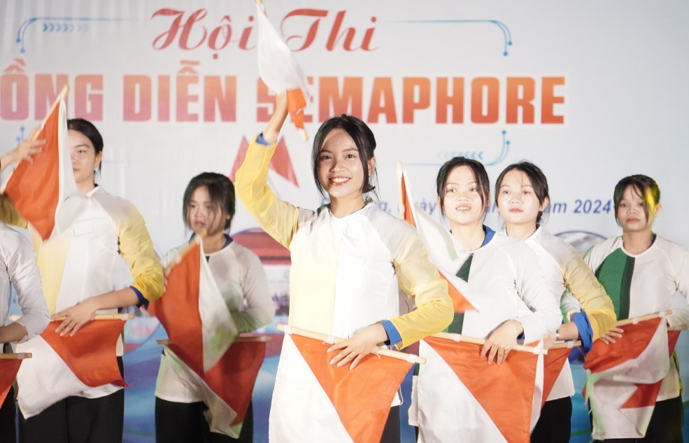 Hơn 500 thanh niên Đà Nẵng đồng diễn Semaphore